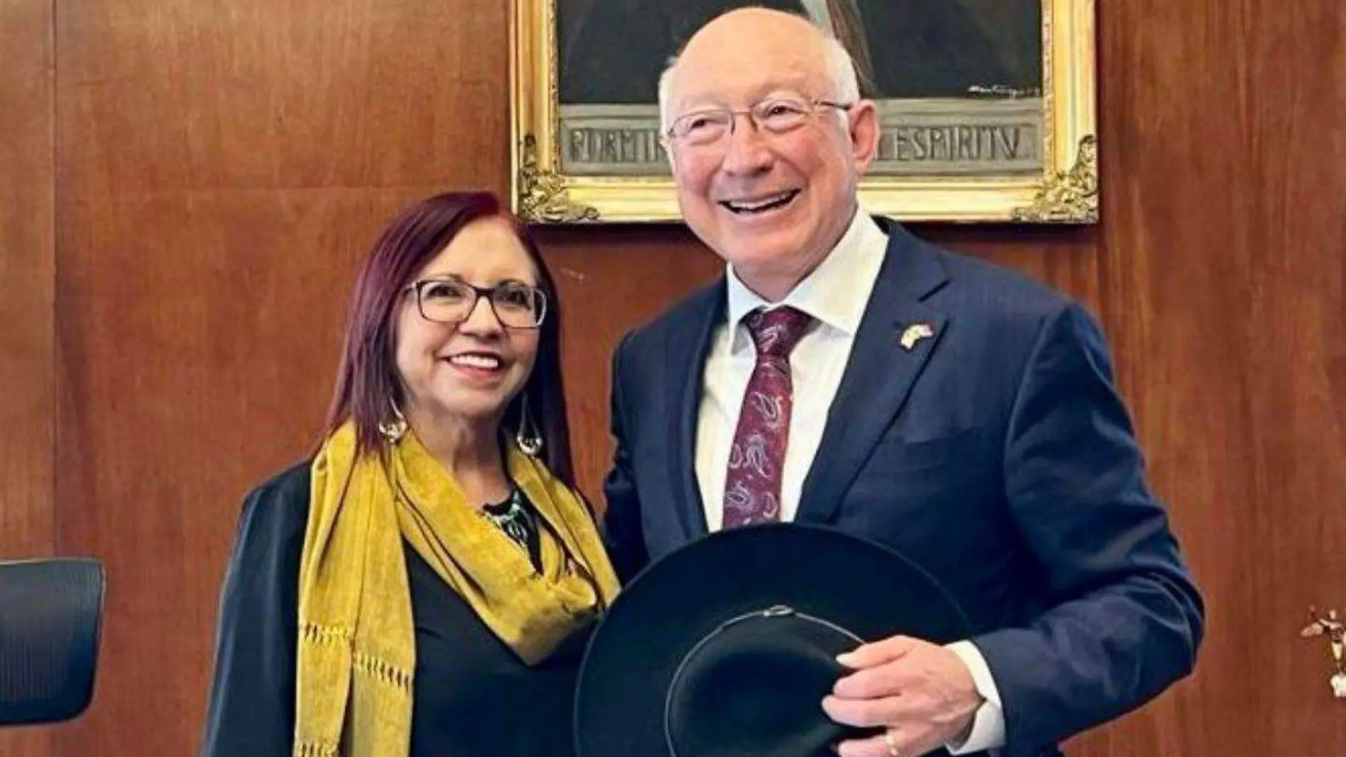 Ken Salazar se reúne con titular de la SEP